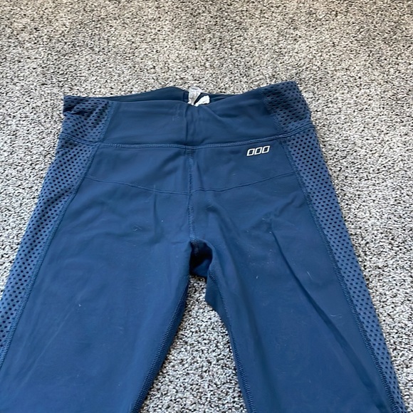 Blue mesh Lorna Jane capris - Picture 2 of 2